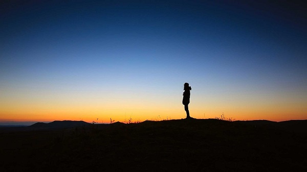 une personne dans un lever de soleil