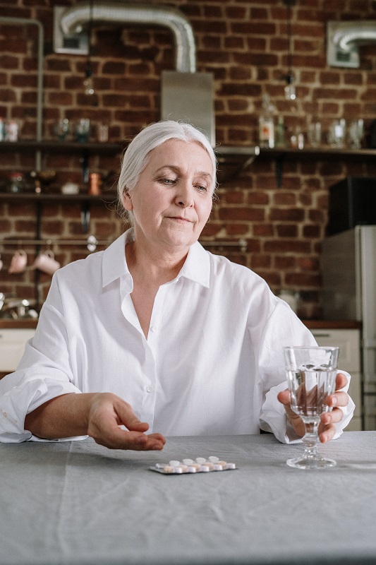 une femme prenant un médicament