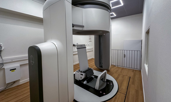 Le dispositif de radiothérapie en position verticale