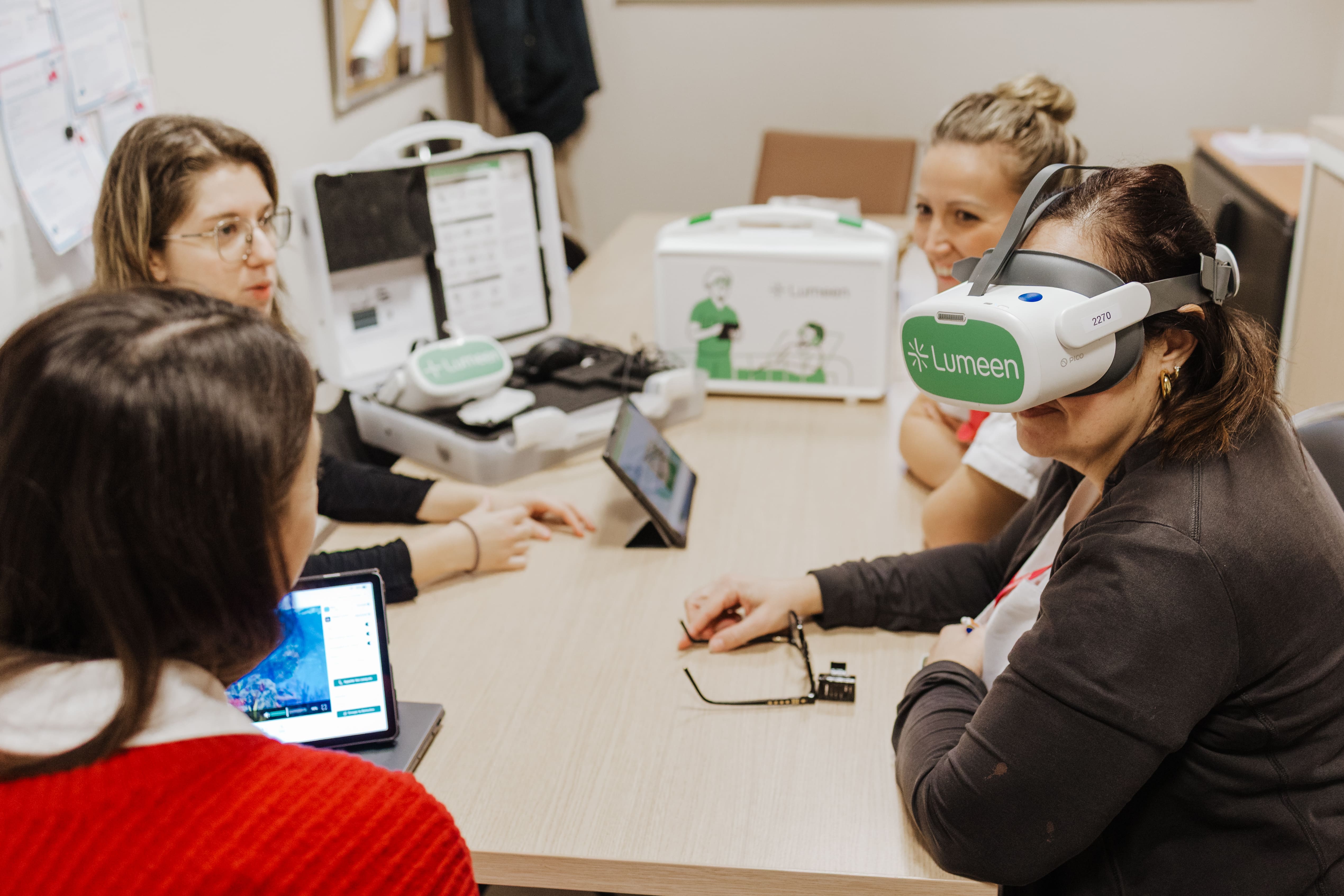 groupe de personnes testant un casque de réalité virtuelle 