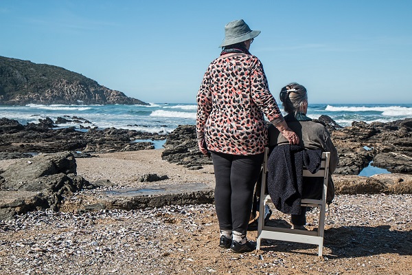 Une femme et son amie face à la mer