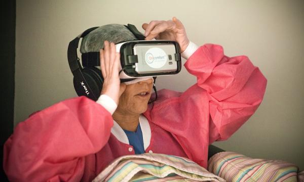 une patiente avec un masque de réalité virtuelle