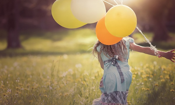 une petite fille avec des ballons
