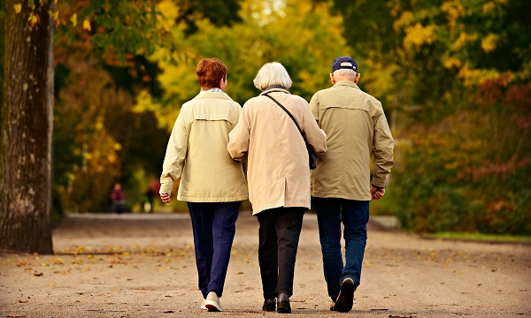 trois personnes marchant