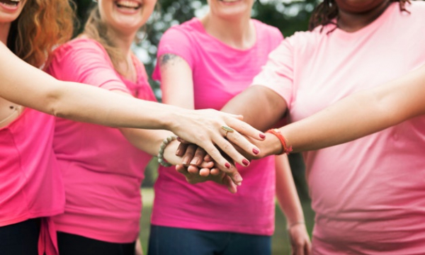 cancer du sein femme jeune ensemble