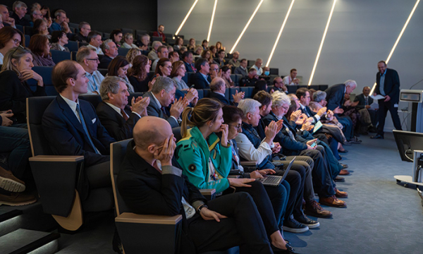Salle de conférence de 'l'amphithéâtre avec public