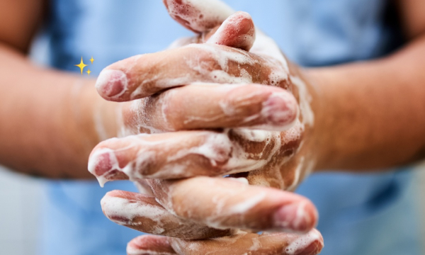 homme se lavant les mains