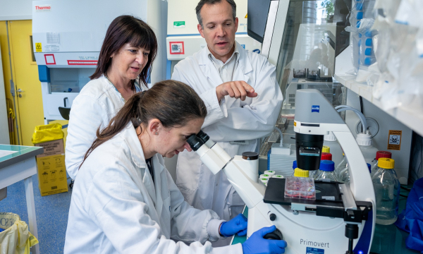 chercheurs devant un microscope