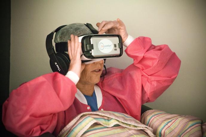 une patiente avec un masque de réalité virtuelle