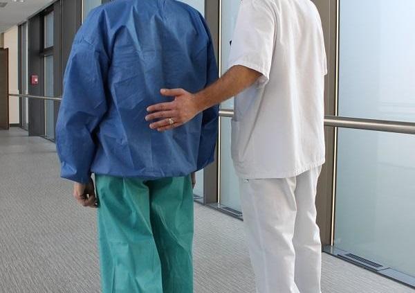 patient-debout-presse