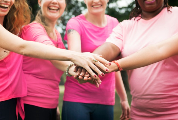 cancer du sein femme jeune ensemble