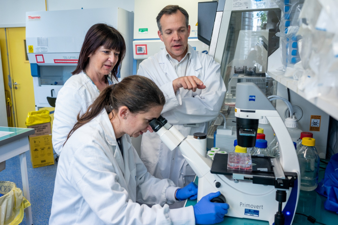 chercheurs devant un microscope