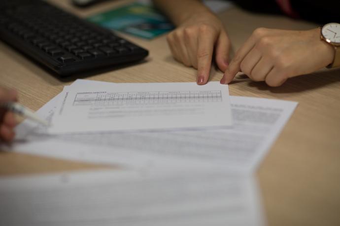 l'attaché de recherche clinique explique le protocole de l'essai clinique aux patients