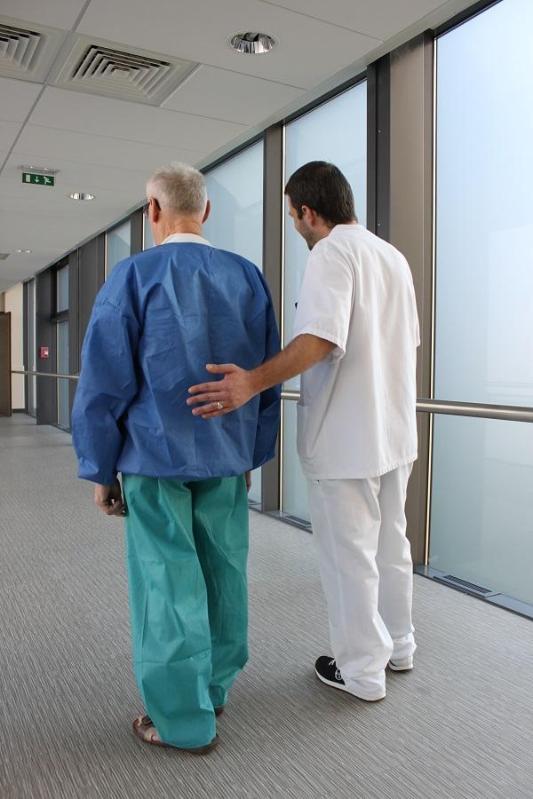 Le patient se rend à pied au bloc opératoire