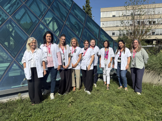 AMH devant la pyramide du centre léon berard