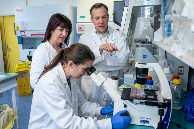 chercheurs devant un microscope